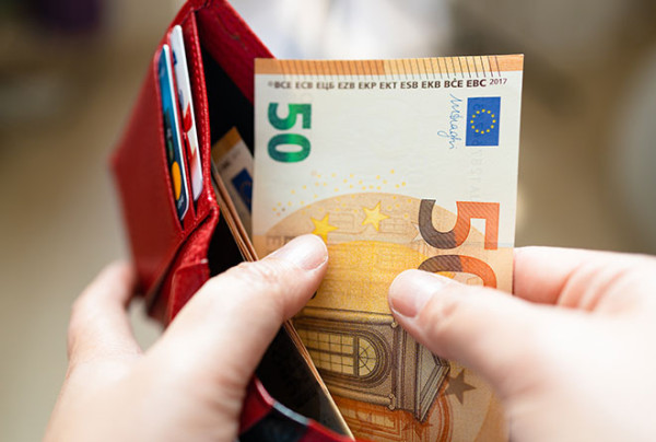 Tisztességtelen feltételnek minősülhet, ha a fogyasztót a kölcsönhöz kapcsolódó ésszerűtlen költségek viselésére kötelezik, kivéve a kamatokat.