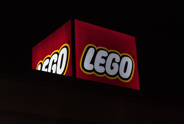 A LEGO játékkészlet kockájának kialakítása védve marad